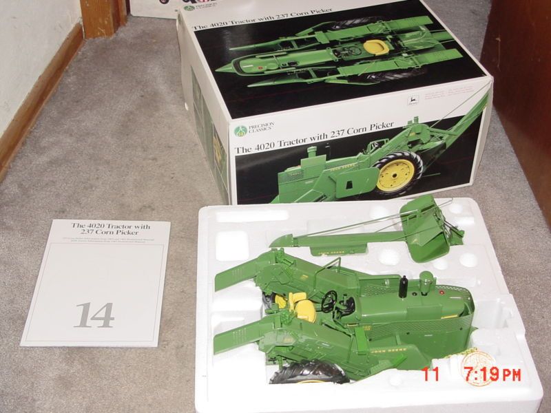 ERTL 1/16 JOHN DEERE 4020 PRECISION #14 W/ CORNPICKER  