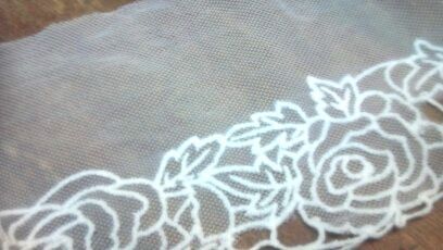 VINTAGE NETTING LACE 1yd 1950s TRIM LACE WHITE ROSES 4 WIDE  