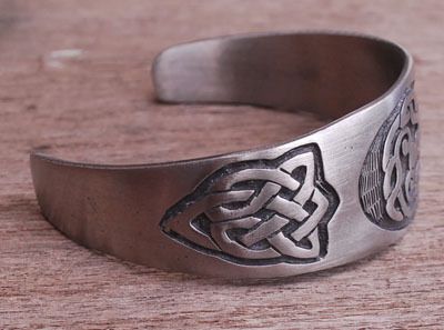 BEAUTIFUL CELTIC KNOT TRISKELE BANGLE BRACELET (PEWTER 100% 