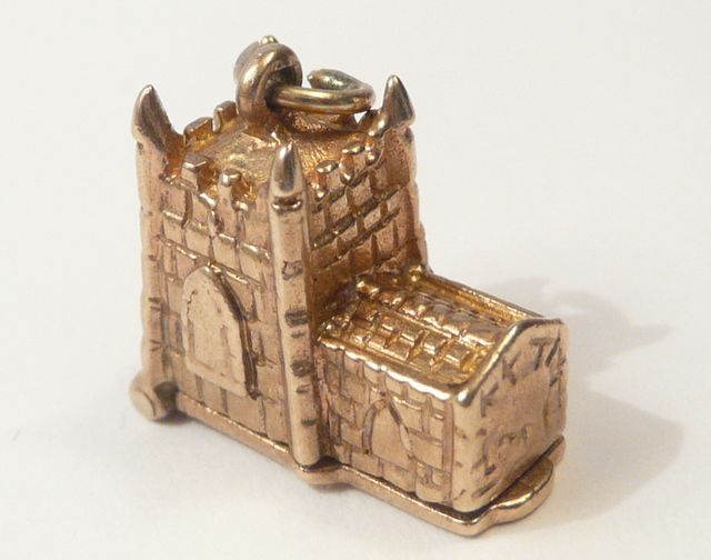 HEAVY VINTAGE 9ct GOLD OPENING CHURCH CHARM 5.1g  