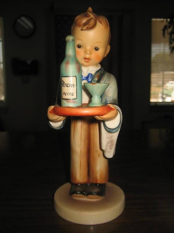 HUM #154/1 WAITER TM3 HUMMEL FIGURINE 7 TALL BV$500  