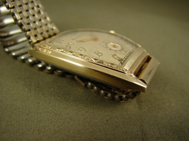 BEAUTIFUL ART DECO STYLE VINTAGE 1950s BULOVA MENS WATCH CHASED BEZEL 